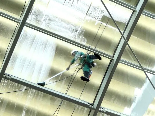 Commercial Window Cleaning San Antonio: What Property Managers Should Put in the Contract